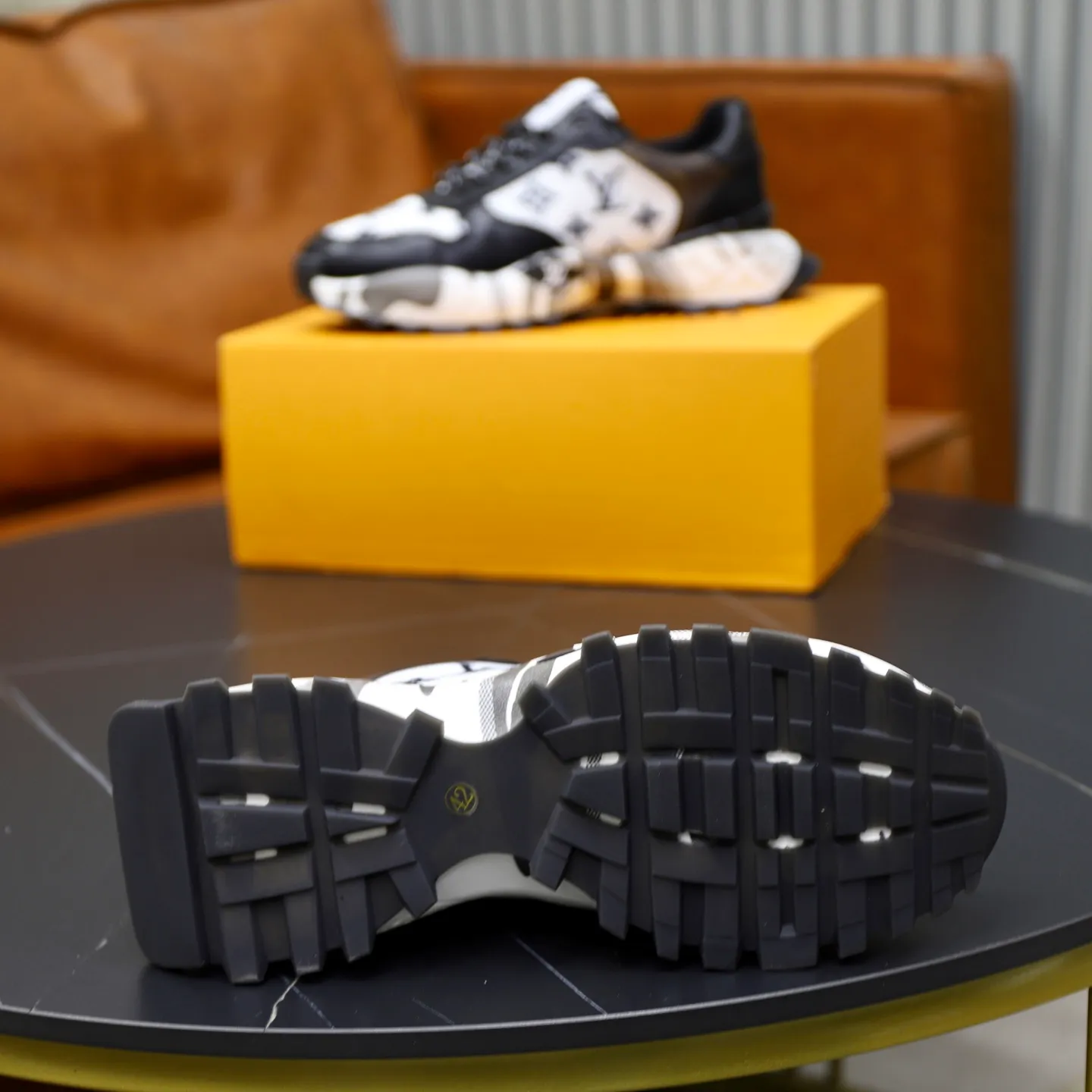 Ex-factory price: 462💰🙅‍♂️🙅‍♂️🙅‍♂️ Brand: LV Louis Vuitton Standard code: 38-44 (45 customized) Grade: Same as the official website Material: Original material spliced with brand cloth Comfortable and breathable lining Lightweight and wear-resistant sports outsole Style category: Men's fashionable casual shoes Running sneakers Distinguished luxury brand elements Top luxury Color: actual picture color